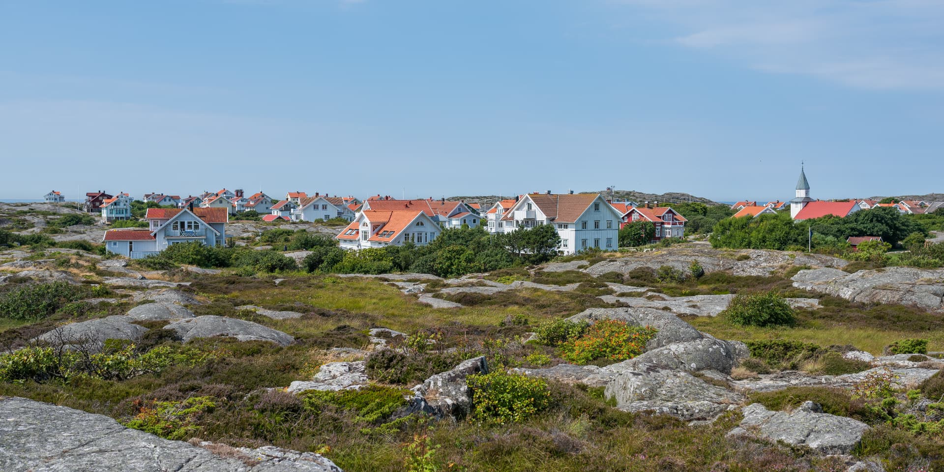 Käringöns hus bland klippor och ljung